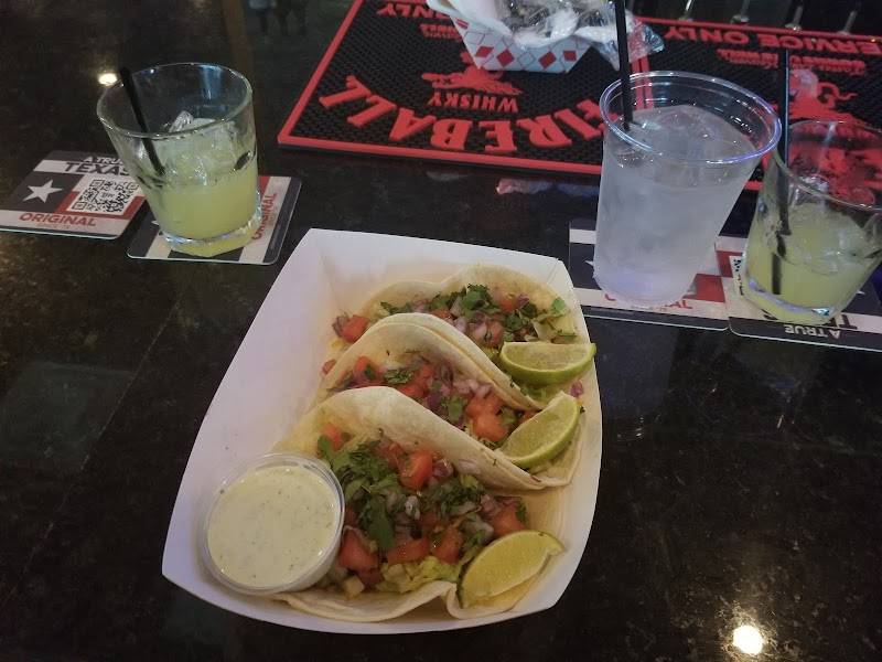 Masones Pub and Grill photo 3