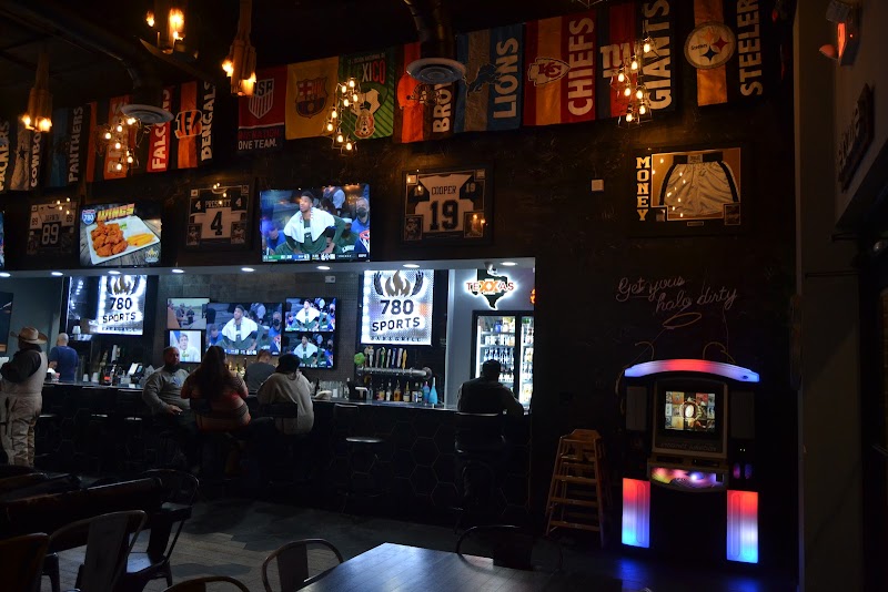 780 Sports Bar & Grill