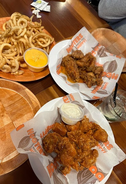 Hooters photo 4