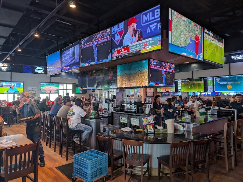 Pluckers Wing Bar photo 4
