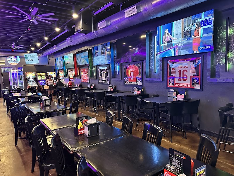 RETRO - Restaurant, Sports Bar, Arcade, & Rooftop Patio photo 4