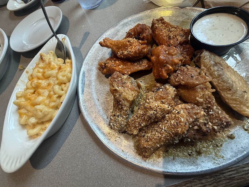 Pluckers Wing Bar photo 3