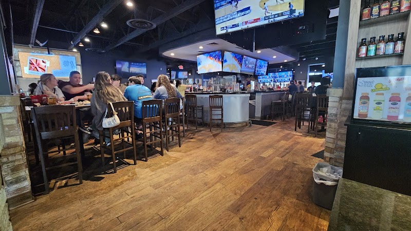 Pluckers Wing Bar photo 5