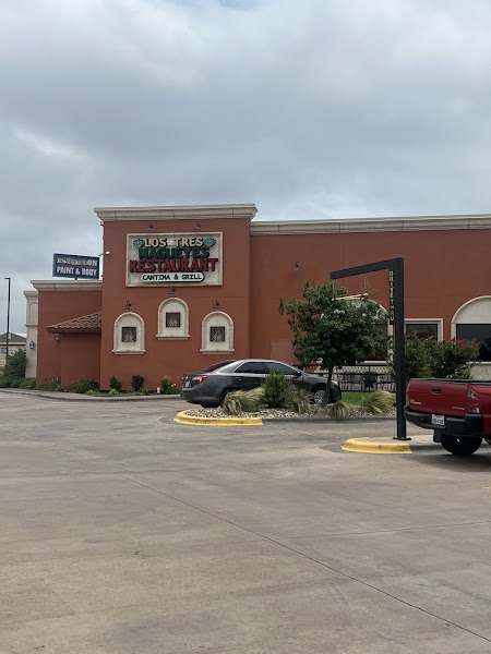Los Tres Magueyes Cantina & Grill photo 4