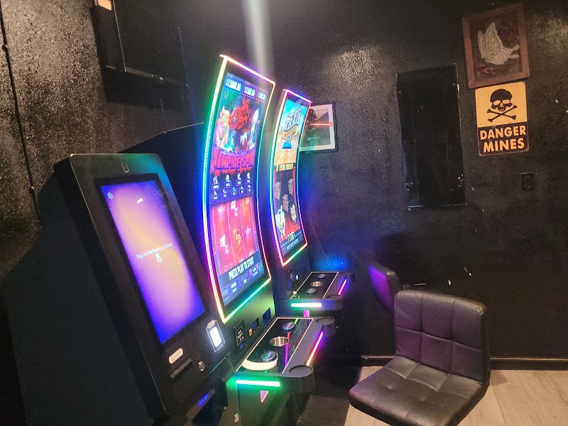 LEOS BAR AND BILLIARDS photo 4