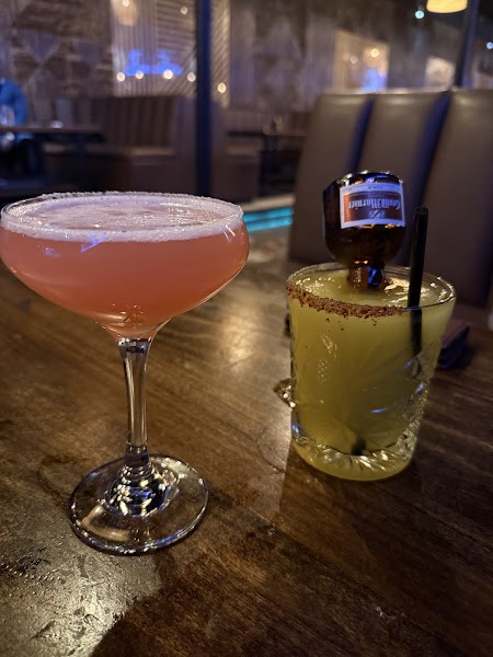 Izkina Restaurant & Lounge photo 3