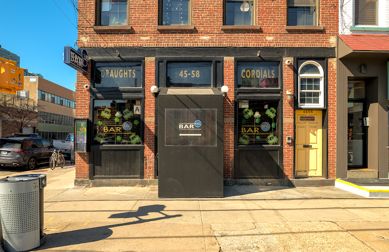LIC Bar photo 3