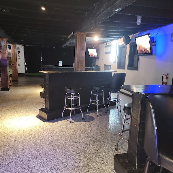 Rainouts Bar & Grill photo 4