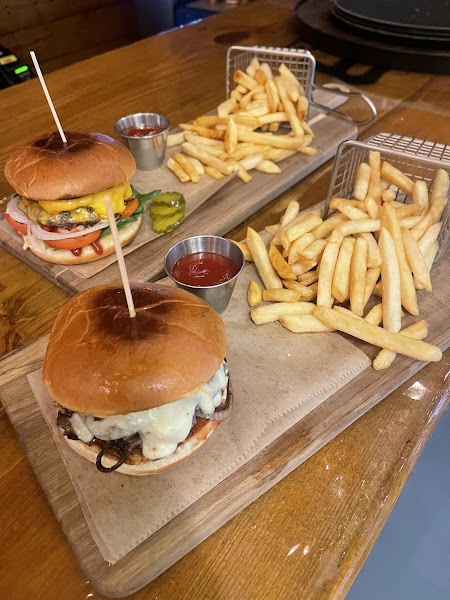 AGR Sports Bar – Live Sports, Axe Throwing & Games photo 5