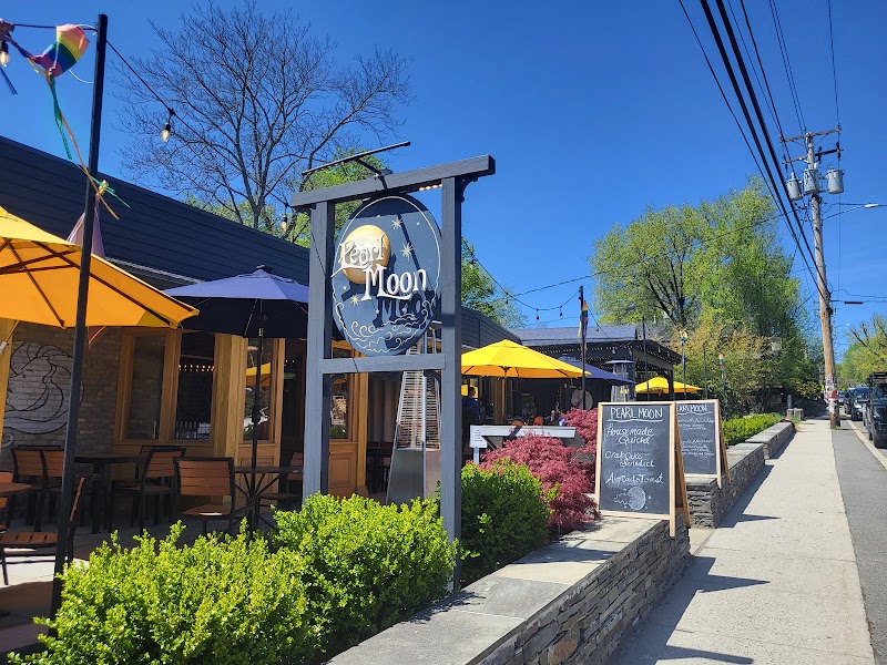 Pearl Moon Woodstock photo 3