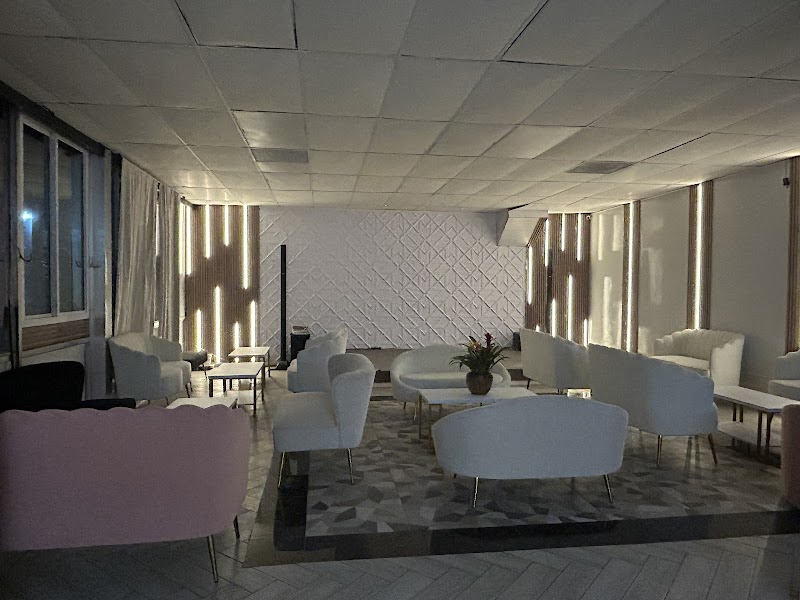 The R Lounge Bar & Poolside