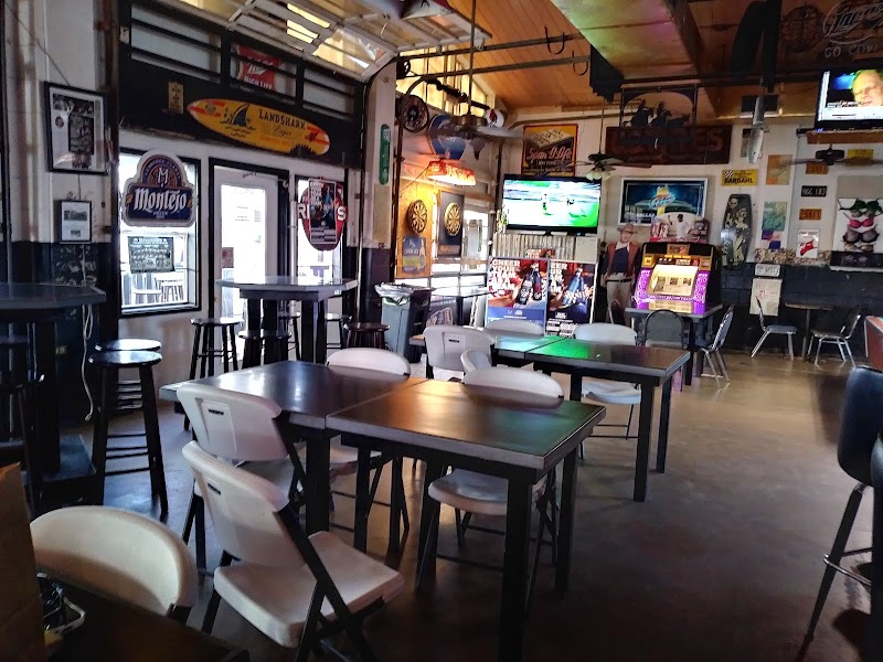 Chuck's Ice House/Volleybar photo 5