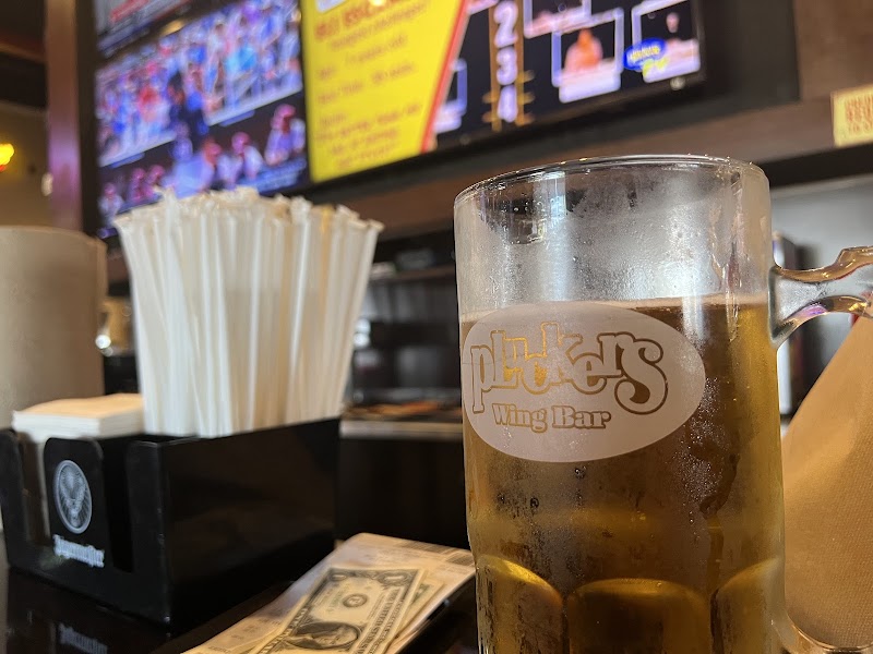Pluckers Wing Bar photo 4