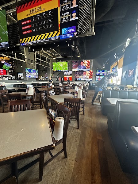 Pluckers Wing Bar photo 5